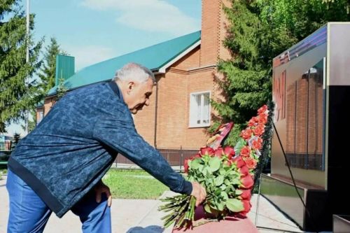 Рөстәм Миңнеханов Тимәш авылында сугыш елларында һәлак булганнар һәйкәленә чәчәкләр салды