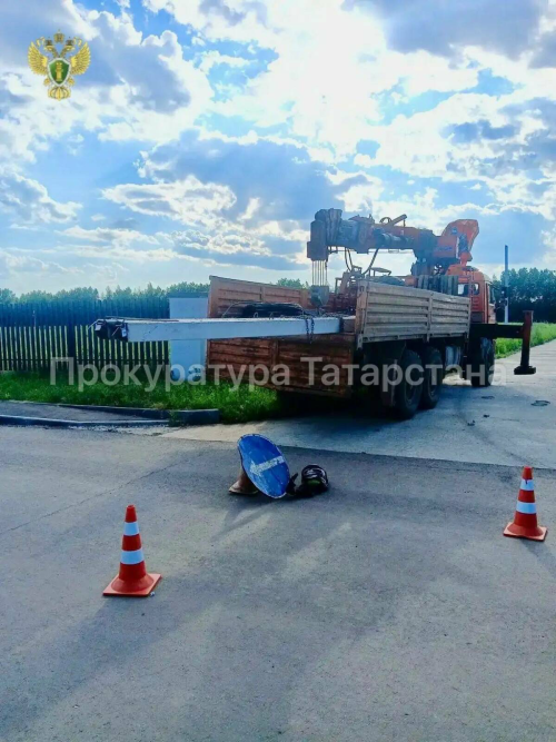 Татарстанда яшүсмер самокатта йөк машинасы арбасыннан чыгып торган баганага бәрелеп үлгән