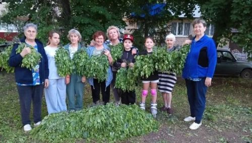 Лениногорскиның “СВОих не бросаем” волонтер төркеме хәрби операциягә җибәрү өчен мунча себеркеләре әзерләде