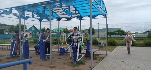 Иске Шөгердәге  спорт мәйданчыгында авыл апалары да шөгыльләнә