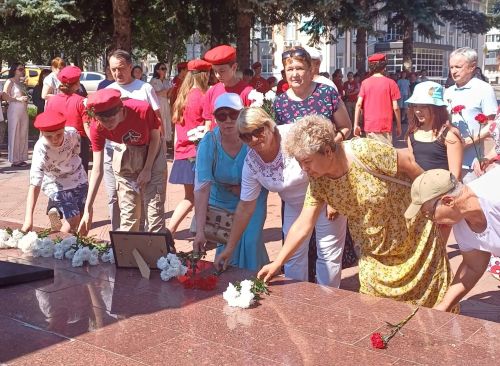Лениногорскилылар Донбасста сугыш корбаннары булган балаларны искә алу көнендә катнашты