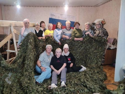 Лениногорск волонтерлары 700 маскировка челтәре әзерләгән һәм СВО өчен плащ тегүне җайга салдылар