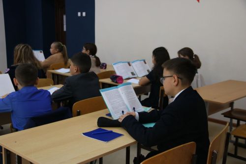 Мәктәп укучыларына 1 сентябрьдән дәрестә телефоннан файдалану тыелачак