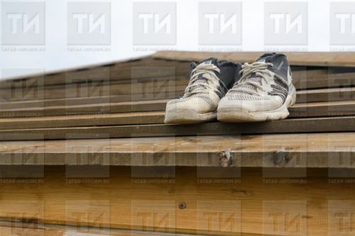 Табиб баш авыртуына китергән аяк киемен атады