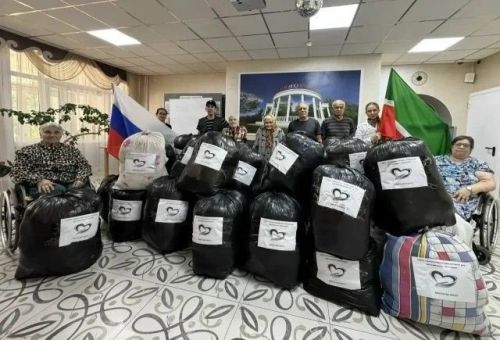 Лениногорскиның олы яшьтәгеләре СВО хәрбиләре өчен 200дән артык мендәр ясаган