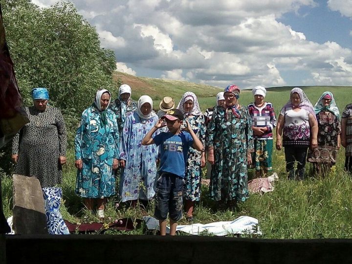 Кирлегәч апалары яңгыр теләп намаз укыган