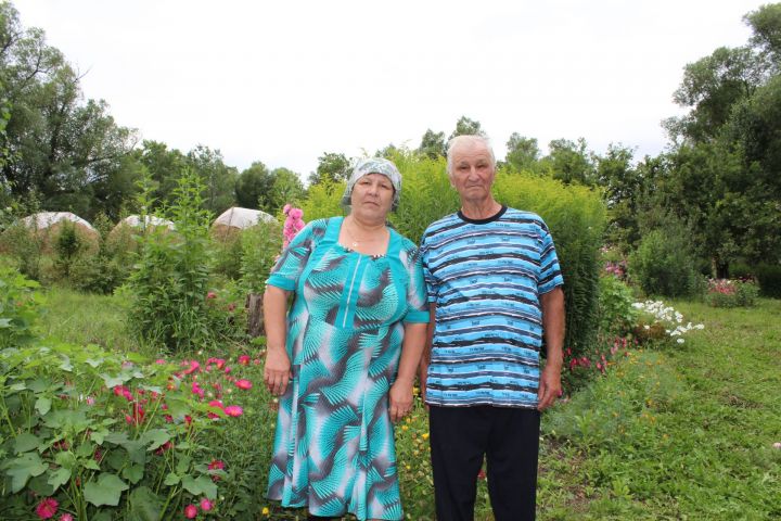 Урдалыда яшәүче Вагизовлар гаиләсе  су буен гөлбакчага әйләндергән (ФОТОЛАР)