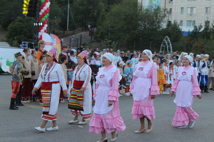 Лениногорскида Республика көнен билгеләп үттеләр, бәйрәмдә Илсөя кыздырды +фотолар