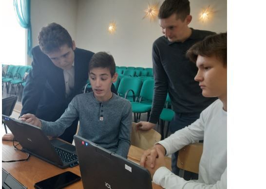 Лениногорскиның яшь программистлары «TATAR HACK» республика конкурсында проектлар тәкъдим иттеләр