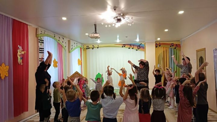 «Айсылу» балалар театры «Карлыгач» балалар бакчасына спектакль белән барды