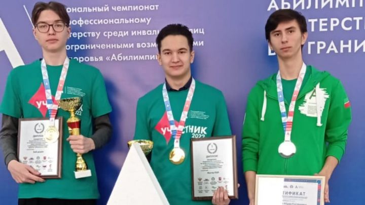 Лениногорск студентларына «Абилимпикс» - 2022 чемпионатында җиңүләре өчен Россия буенча сәяхәткә сертификат тапшырдылар