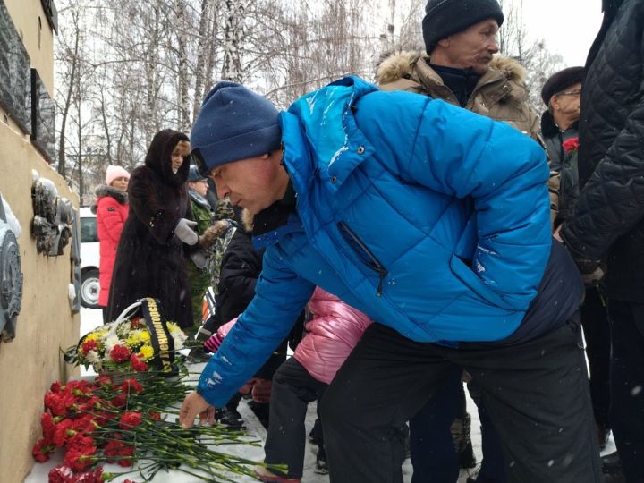 Лениногорскида  әфганчы-солдатларны искә алу митингы булды