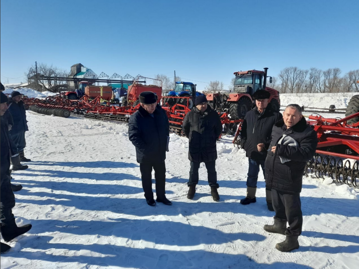 Район аграр предприятиеләрендә язгы чәчүдә катнашачак техниканы комиссия тикшерде