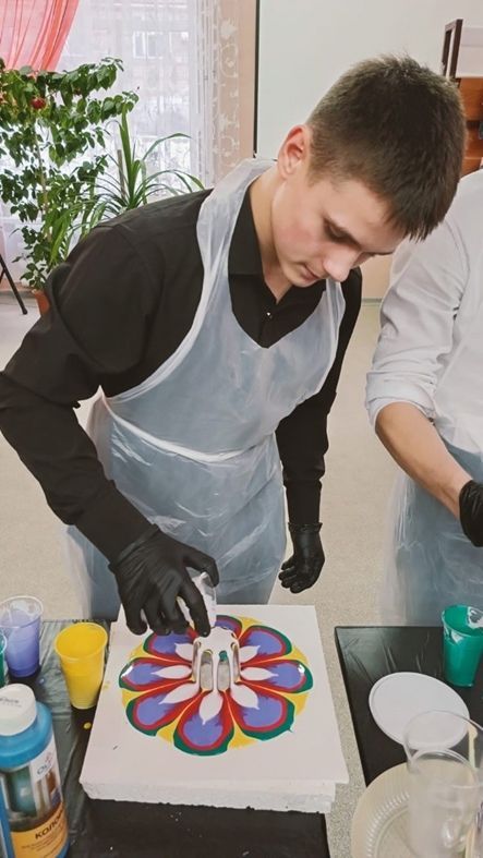 Лениногорск нефть техникумы студентлары «флюид арт» техникасында рәсем ясады  (+фотолар)