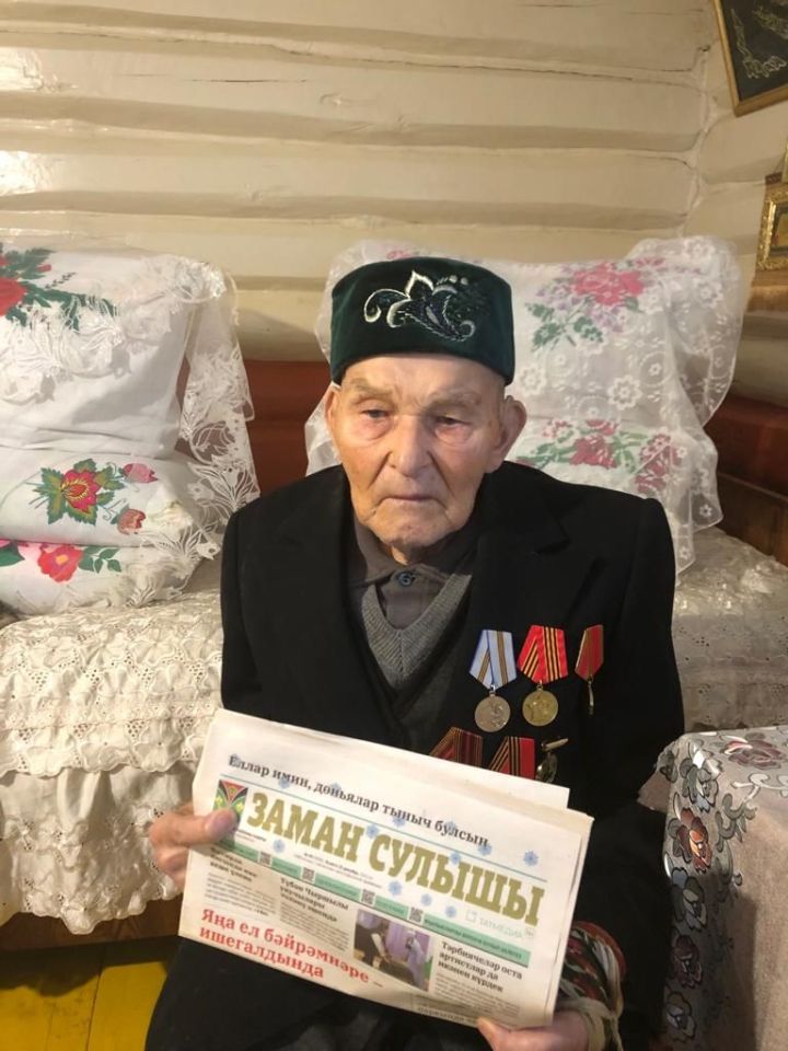 Бүләк итеп яздырткан район газетын укыйлар
