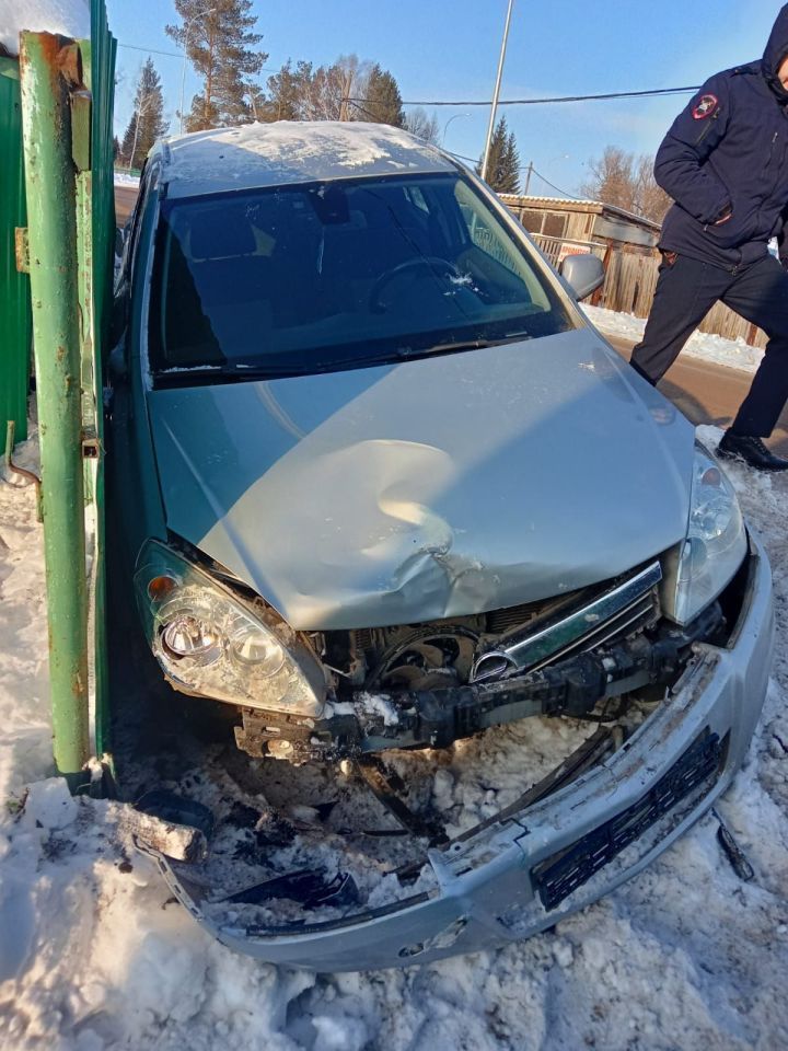 Лениногорск районында булган авариядә зыян күрүче йорт белән машина арасында кысылып кала