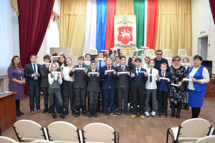 Мәктәп укучыларына яктылык кайтару элементларының мөһимлеге турында сөйләделәр