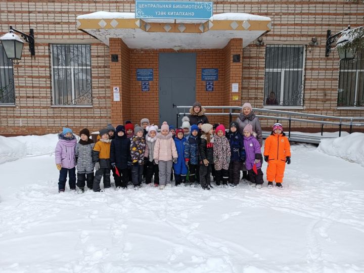 14нче балалар бакчасы нәниләре китапханәдә уеннар уйнап, җырлар башкарып кайтты