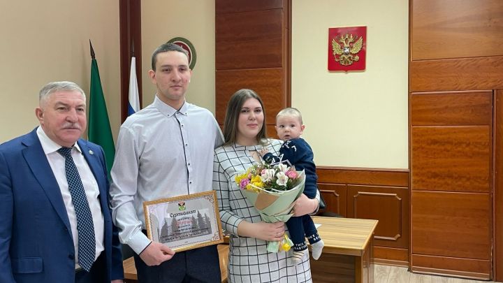 Лениногорскида Никифоровлар гаиләсенә фатир алу өчен сертификат тапшырылды
