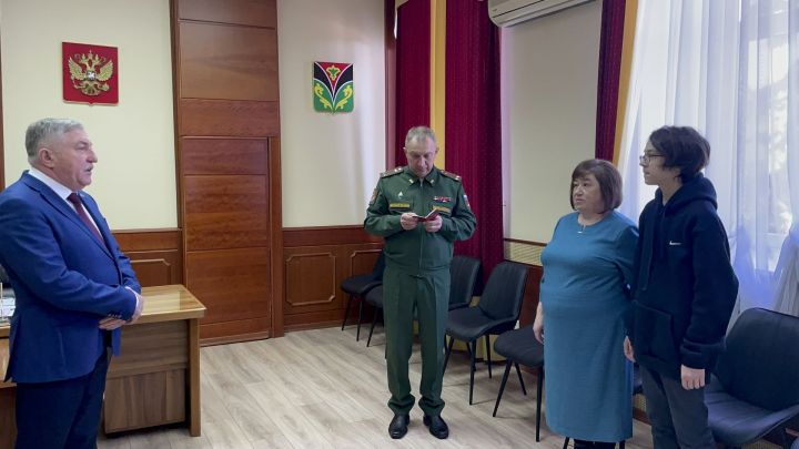 Лениногорскида махсус хәрби операциядә һәлак булган Радик Мортазинның гаиләсенә Батырлык ордены тапшырылды