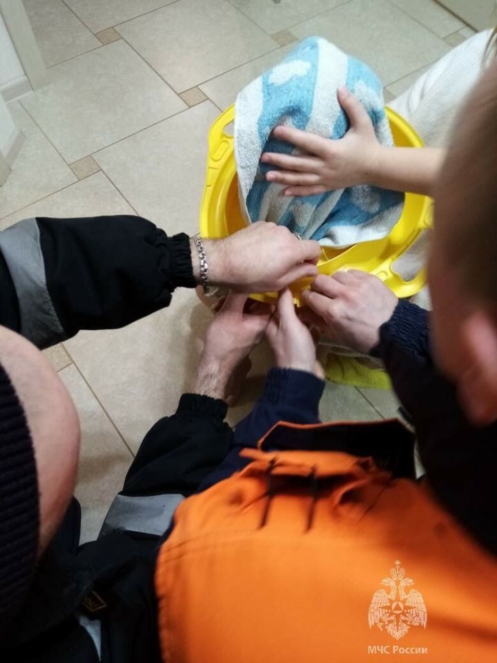 Лениногорскида бала башы белән чүлмәккә кысылып калган