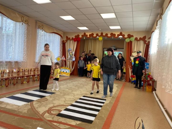 Балалар һәм әти-әниләр Светофориуска имтихан бирде