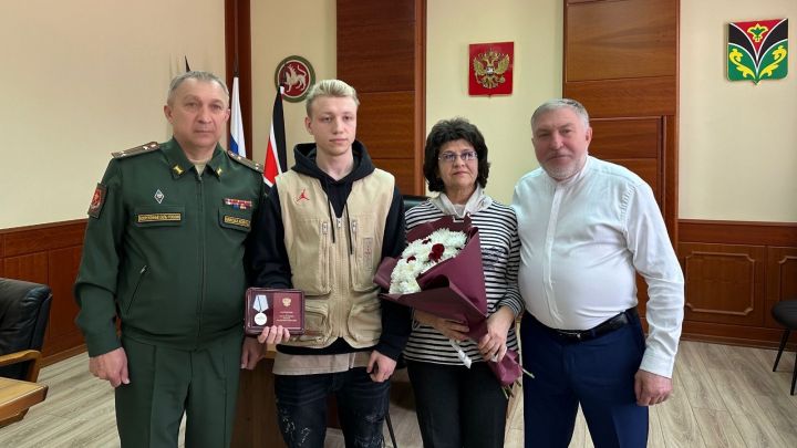 Район башлыгы Рәгать Хөсәенов махсус хәрби операция зонасыннан кайткан хәрбигә «Батырлык өчен» медален тапшырды