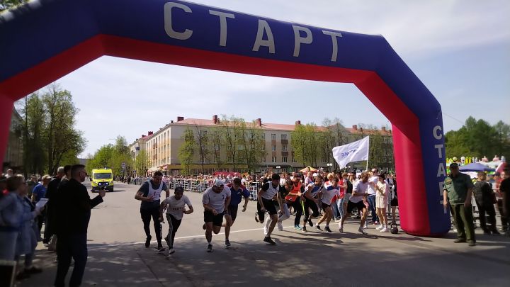 Лениногорскиның Үзәк мәйданында 1 май эстафетасы үтте (+фотолар)