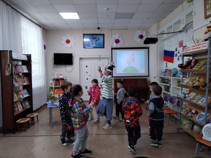 Балалар китапханәсе хезмәткәрләре нәниләрне «Светофория иленә» сәяхәткә алып барды