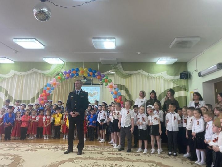 14нче балалар бакчасы нәниләре полиция ветераннарына концерт күрсәтте
