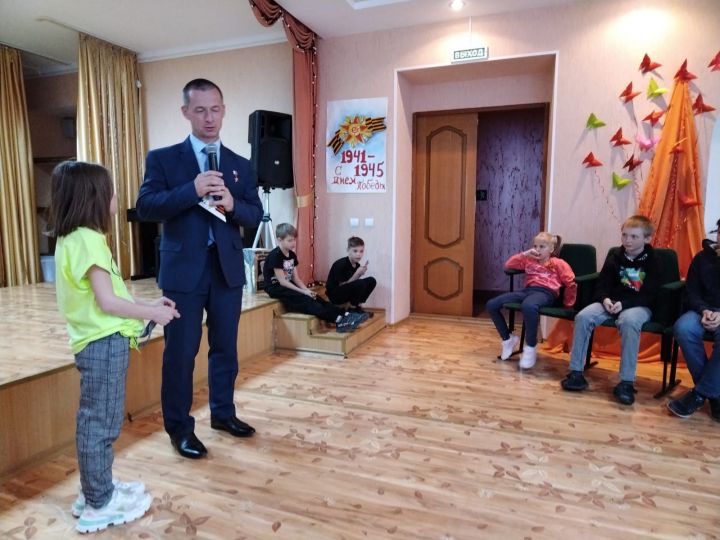 Лениногорск Балалар йорты тәрбияләнүчеләре Россия космонавты белән очрашты