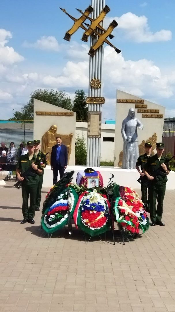 Шөгердә хәрби офицер Айрат Воеводаны соңгы юлга озаттылар