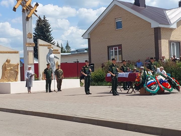 Шөгердә хәрби офицер Айрат Воеводаны соңгы юлга озаттылар