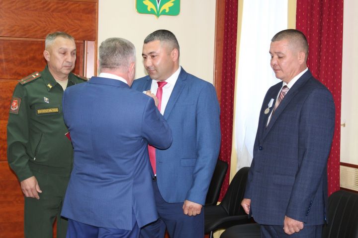 Лениногорскида махсус хәрби операциядә катнашучы ике хәрбигә «Батырлык өчен» медале тапшырылды