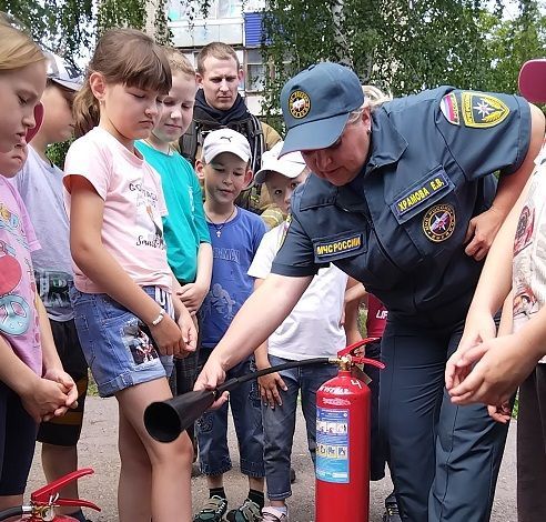 Лениногорскиның 10 нчы мәктәбе укучылары янгын частендә экскурсиядә булды (+ фотолар)