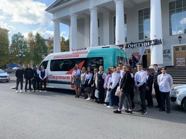 Лениногорскида «Беренчеләр хәрәкәте» автобусы белән яшьләр булып китте