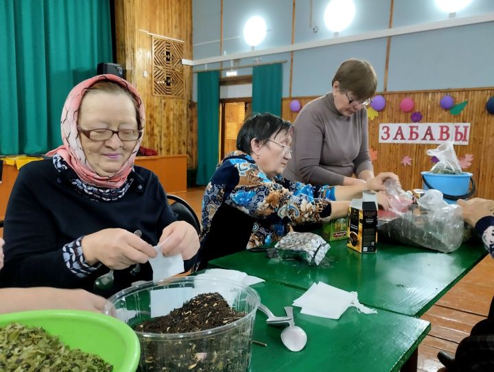 Мичурин авылында клуб эшчәнлеге утырышында МХО хәрбиләренә чәйләр тутырдылар