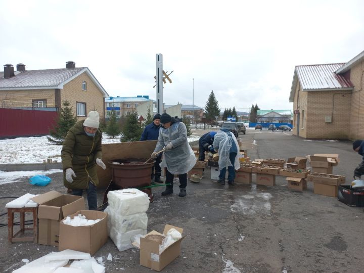 Шөгер халкы хәрби операция зонасы өчен окоп шәмнәре ясауны дәвам итә (+ фотолар)