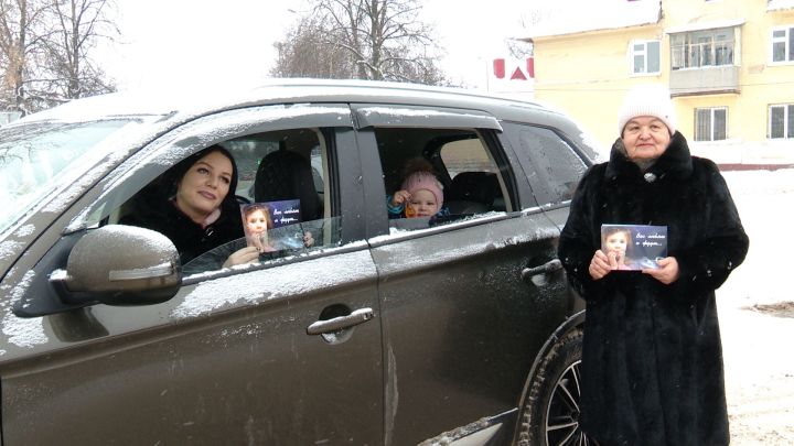 Лениногорск юл хәрәкәте иминлеге инспекторлары автомобиль йөртүчеләрне Яңа ел бәйрәме белән котладылар