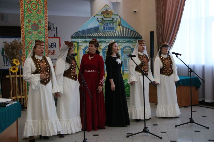 Лениногорск Мәдәният сараенда хатын-кызларга багышланган кичә үтте