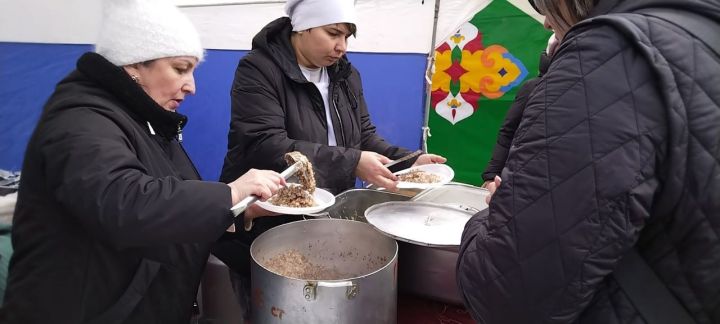 Лениногорскида бәйрәм чарасында “кыр кухнясы” эшләде