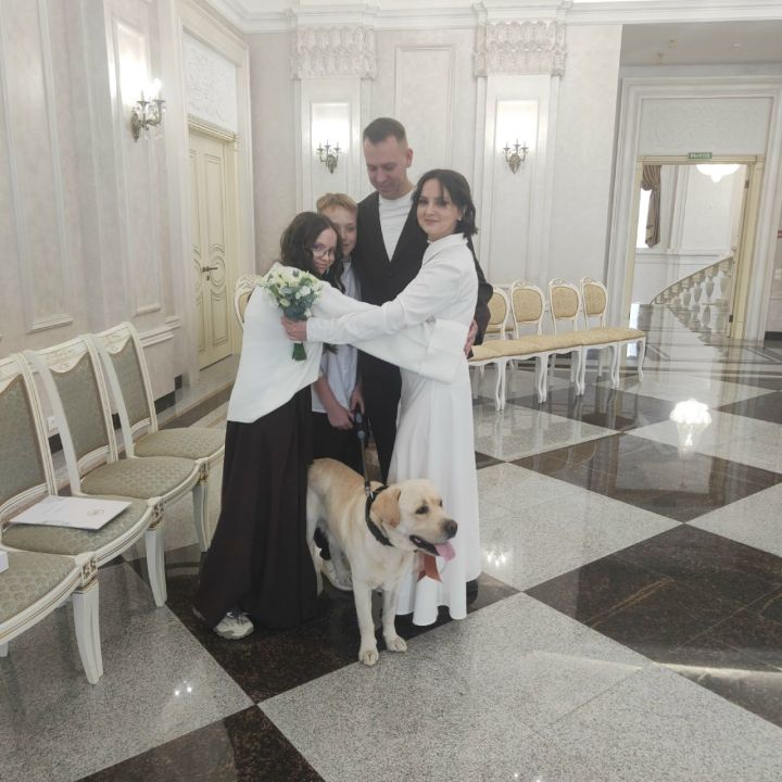 Лениногорск ЗАГС бүлегендә язылышу өчен кияү һәм кәләш Киров өлкәсеннән килделәр