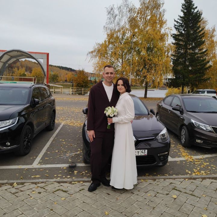 Лениногорск ЗАГС бүлегендә язылышу өчен кияү һәм кәләш Киров өлкәсеннән килделәр