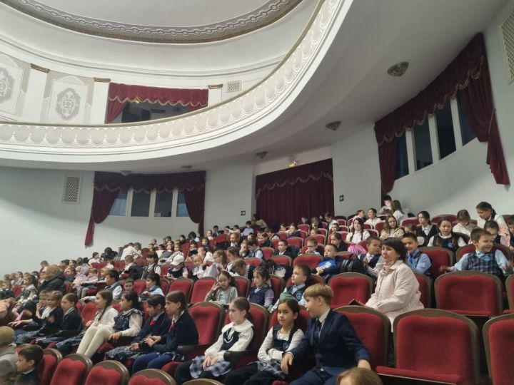 Лениногорск мәктәпләренең башлангыч сыйныф укучылары юл иминлеге кагыйдәләренә багышланган мультфильмнар карадылар