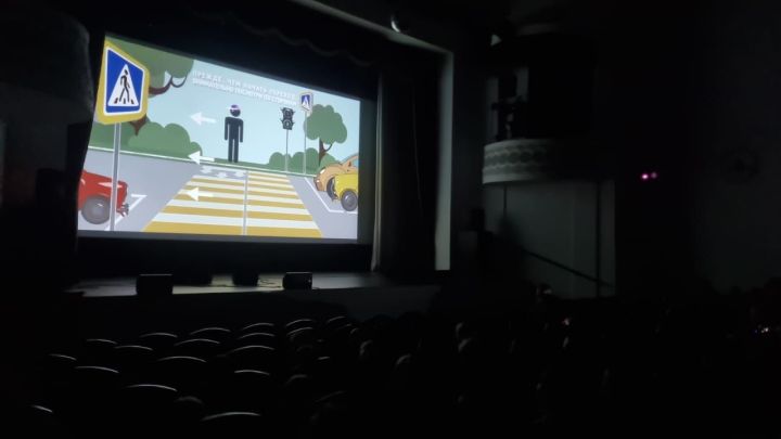 Лениногорск мәктәпләренең башлангыч сыйныф укучылары юл иминлеге кагыйдәләренә багышланган мультфильмнар карадылар