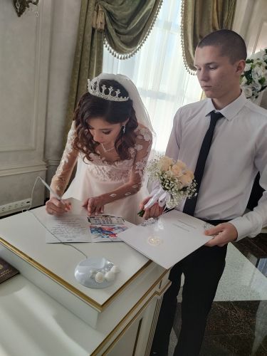 Лениногорскиның яңа өйләнешкән  парлары «Безнең геройларга»  акциясенә кушылдылар