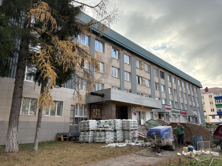Лениногорскида элеккеге балалар поликлиникасы бинасын тулай торак итеп ремонтларга җыеналар