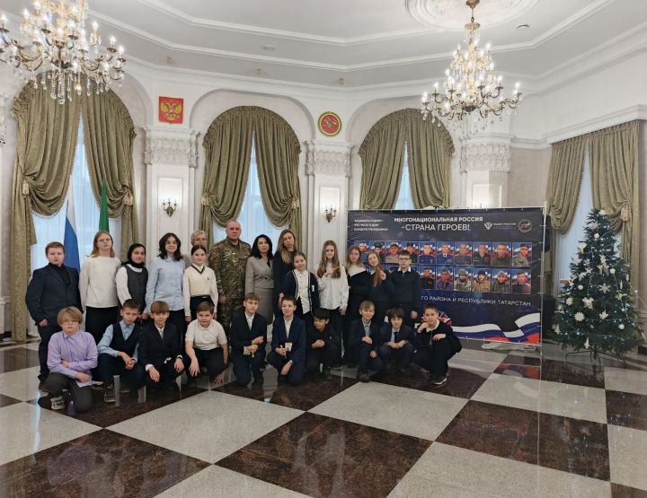 Лениногорск ЗАГС бүлегендә хәрби хәрәкәтләр ветераны белән мәктәп укучылары очрашты