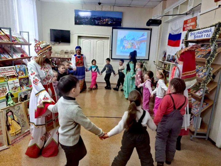 Лениногорск Балалар китапханәсе хезмәткәрләре нәниләр өчен мәдәният сәгате үткәрде