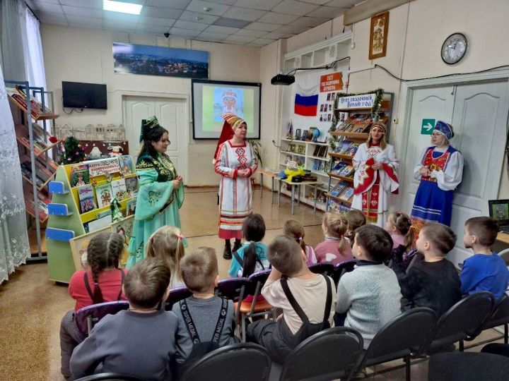 Лениногорск Балалар китапханәсе хезмәткәрләре нәниләр өчен мәдәният сәгате үткәрде